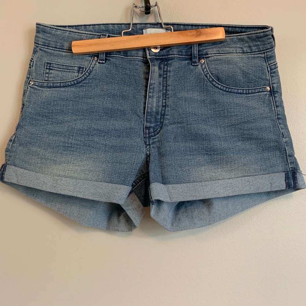 H&M stretch denim jean shorts cuffed / rolled hem